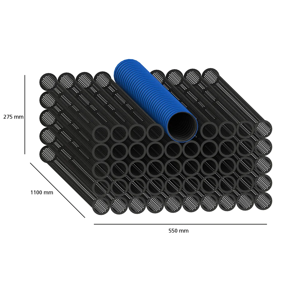 CPX Infiltrationspaket biomodulspaket 14m² har ett rutnät av svarta perforerade rör som toppas av ett blått korrugerat rör. Mått: 1100 mm breda: 1100 mm bred, 550 mm djup och 275 mm hög.