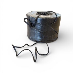 En delvis lindad rulle Dragtråd / Dragsnöre 3mm 750m (2,5 kg rulle) med lite ospolad svart lina visas mot en vit bakgrund.