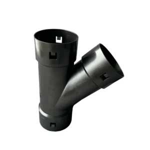 Dräneringsgren Y 90 mm (kopia) är en svart plaströrsarmatur med tre öppningar för VVS eller dränering, visad på vit bakgrund.