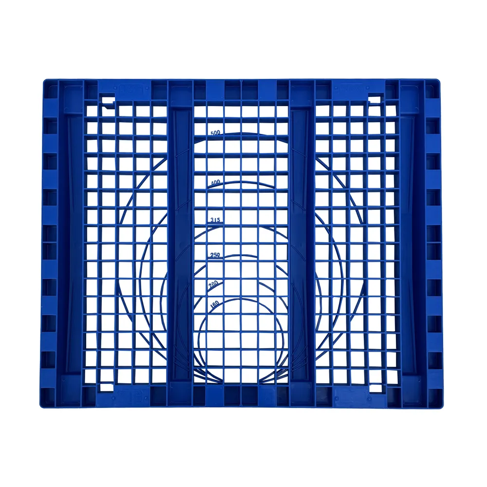 En vy uppifrån på Dagvattenkassett 1/2 HYDRO-BOX 2 800x800 H-330mm 200L visar dess blå plastgallerdesign med jämnt fördelade fyrkantiga öppningar och koncentriska måttmarkeringar som är synliga genom kassetten.