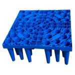 Dagvattenkassett 1/2 HYDRO-BOX 2 (800x800 H-330mm, 200L) är en fyrkantig, ljusblå plastkassett med ett rutmönster och cirkulär topp och konformade ben, idealisk för användning i bygg- eller dräneringssystem.