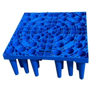 Dagvattenkassett 1/2 HYDRO-BOX 2 (800x800 H-330mm, 200L) är en fyrkantig, ljusblå plastkassett med ett rutmönster och cirkulär topp och konformade ben, idealisk för användning i bygg- eller dräneringssystem.