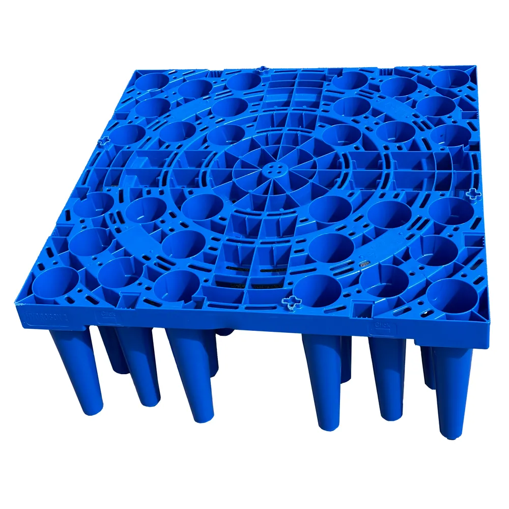 Dagvattenkassett 1/2 HYDRO-BOX 2 (800x800 H-330mm, 200L) är en fyrkantig, ljusblå plastkassett med ett rutmönster och cirkulär topp och konformade ben, idealisk för användning i bygg- eller dräneringssystem.