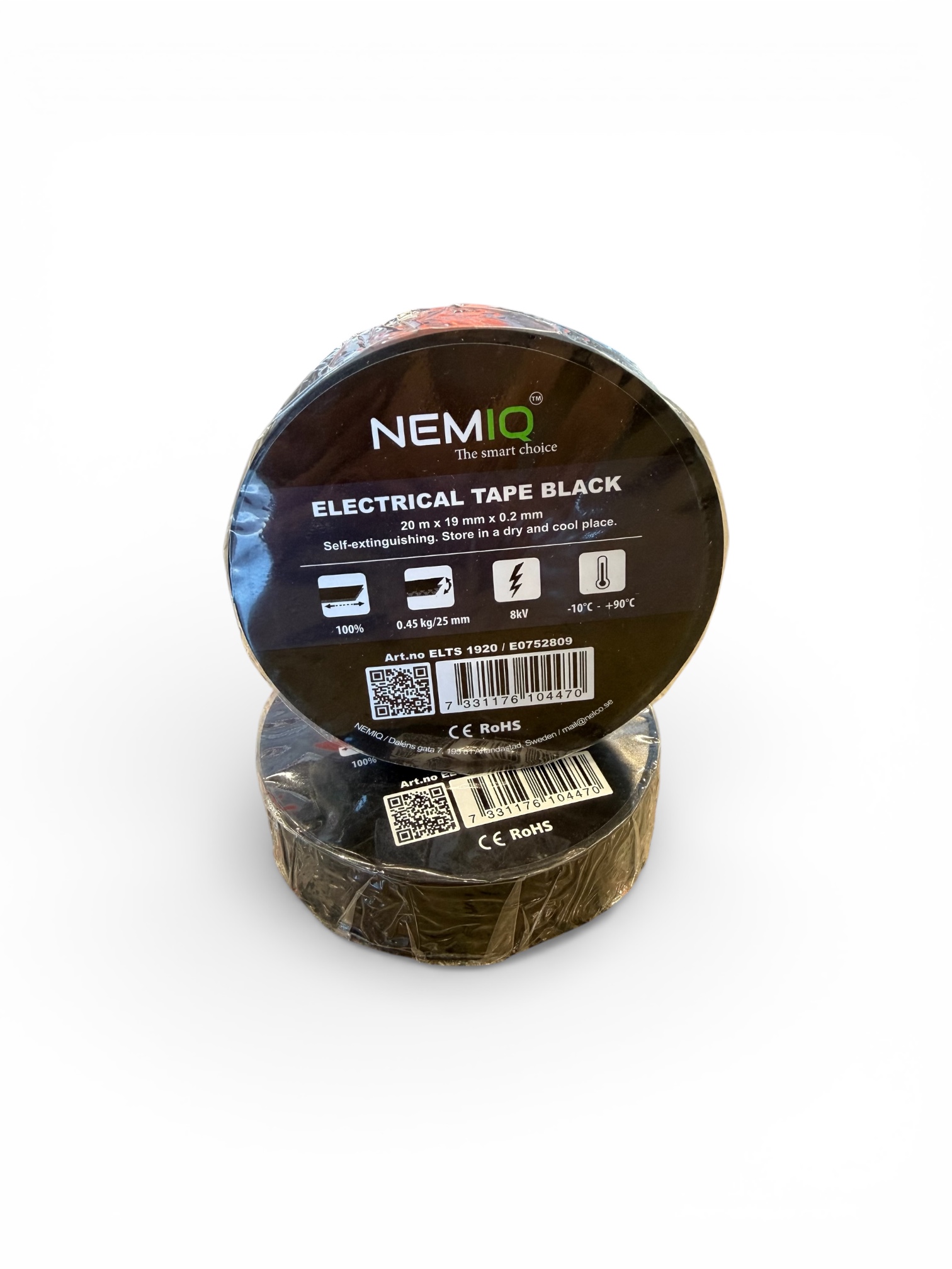 Två rullar Eltejp svart eltejp i svart, med förpackning som visar storlek, temperaturområde och certifieringar, visas mot en vit bakgrund.