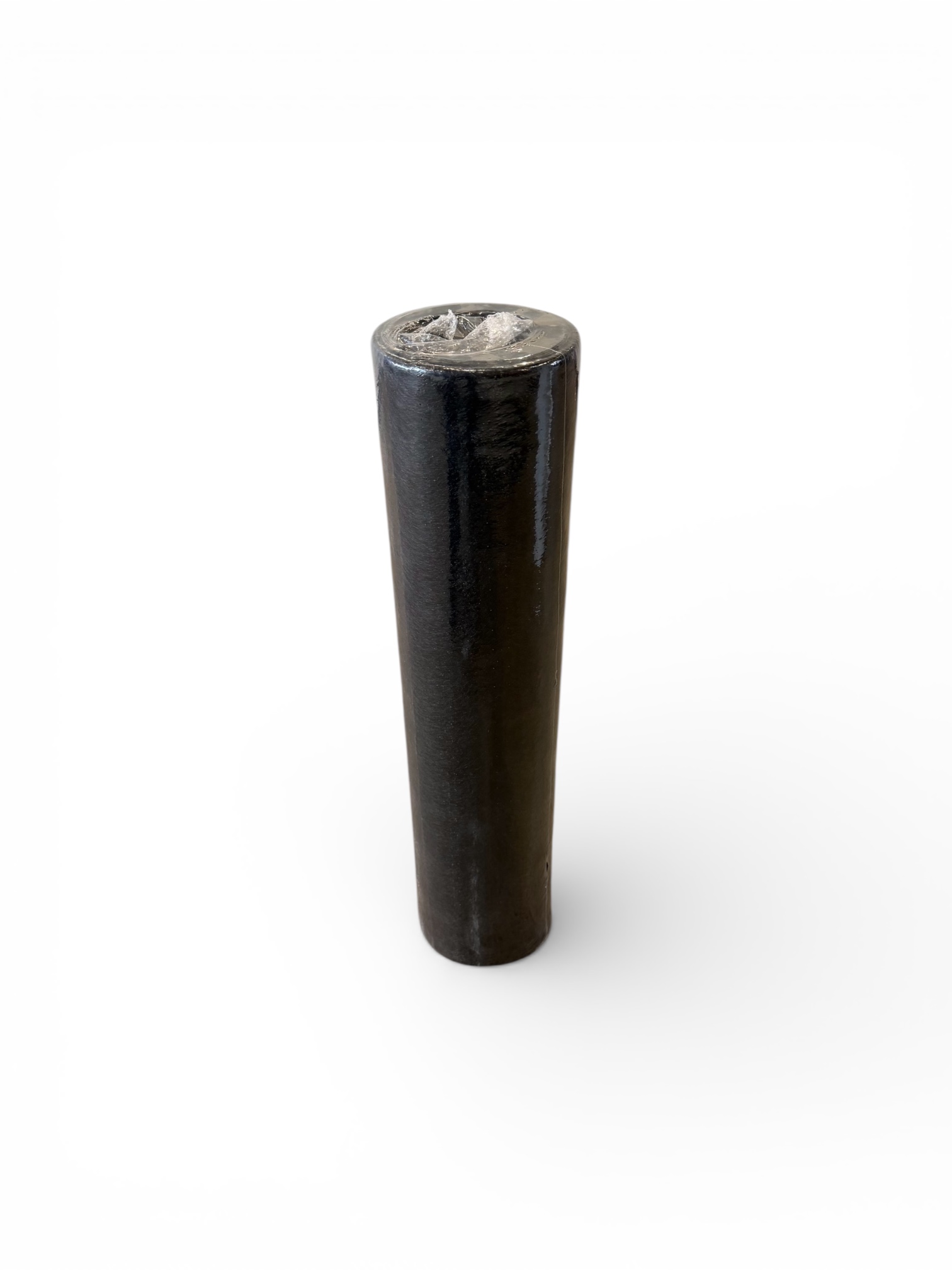 Fiberduk PP N2 140 g - 0,60 × 25 m är en hög, cylindrisk svart rulle med blank yta och lätt indragen ovansida, som står upprätt mot en vit bakgrund.