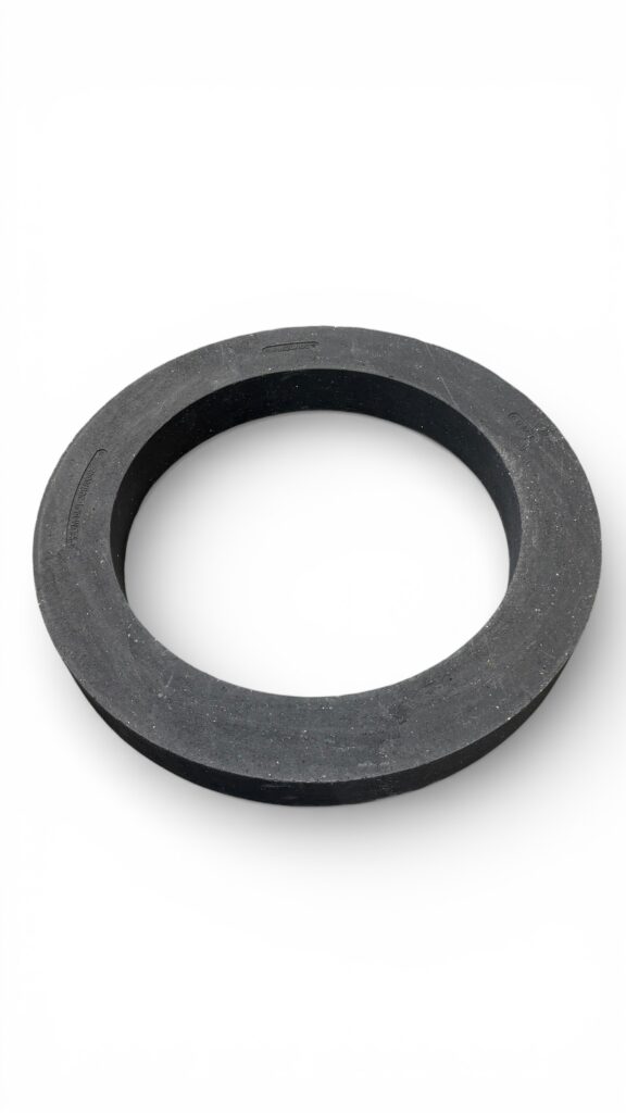 En Förhöjningsring för betäckning 780/600, en svart platt gummiring med ett hål i mitten, visas liggande på en vit bakgrund.