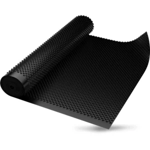 Fuktskyddsmatta 1x20m är en svart matta med en strukturerad yta och jämnt fördelade upphöjningar, som visas delvis utrullad mot en vit bakgrund.