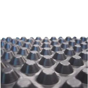 Närbild av Fuktskyddsmatta 1x20m: ett svart, dimmigt plastmembran med jämnt fördelade, konformade utsprång, mot en vit bakgrund.