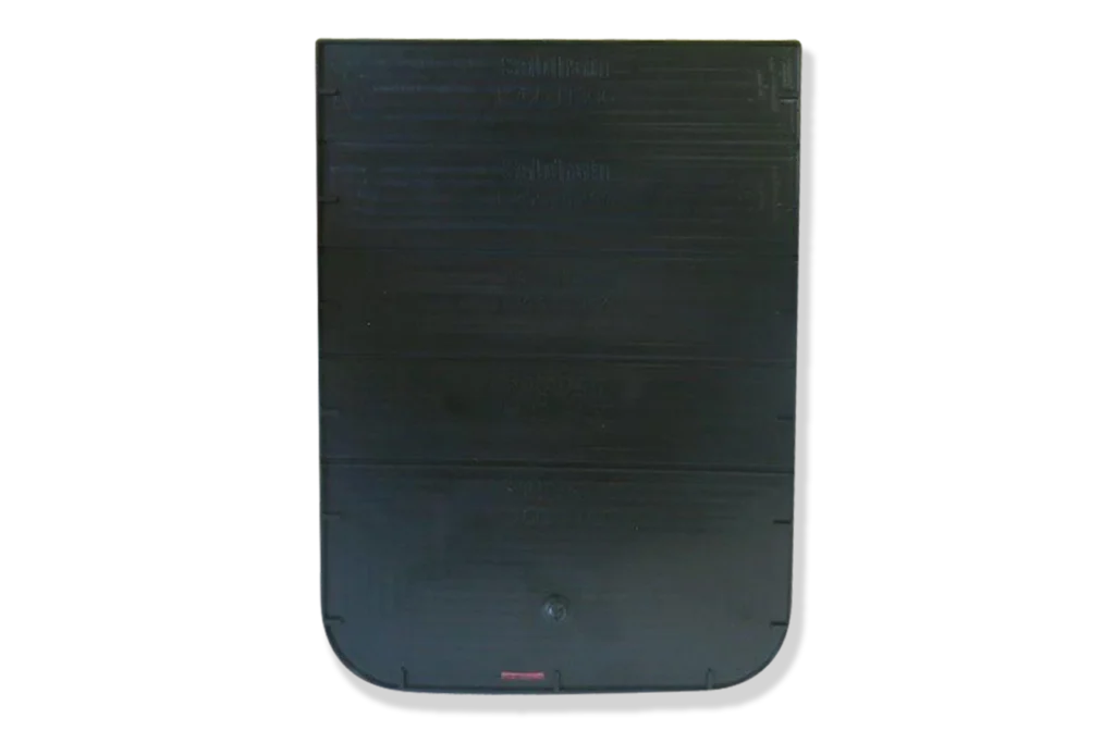 En stor, rektangulär stänkskärm av svart gummi för lastbilar med en lätt rundad underkant, inspirerad av den robusta designen hos en Gavel tät till plastränna 100x100mm, mot en svart bakgrund.