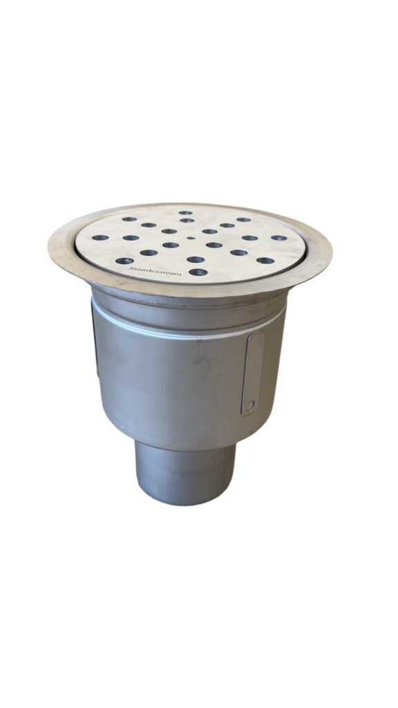 Rostfri golvbrunn bottenutlopp 110mm stål med ett runt, perforerat lock och en fläns runt kanten, avsedd för kommersiellt eller industriellt bruk. Avloppet är isolerat mot en vit bakgrund.