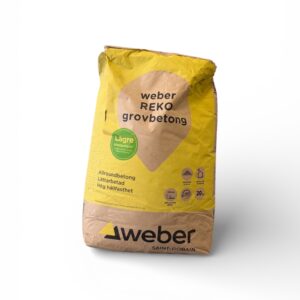 En gul och brun säck med Grovbetong C32/40 20 kg betongblandning, med produktinformation och logotyper på svenska, står mot en vit bakgrund.