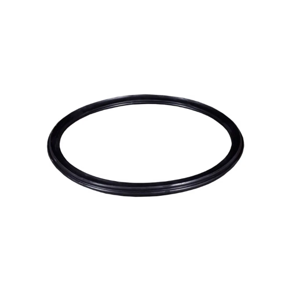 A Gummiring till vägtrumma K2, en svart O-ringspackning av gummi med slät yta, visas mot en vit bakgrund.