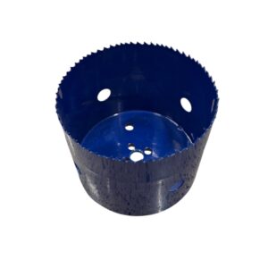 En Hålsåg 121x100mm (kopia) blå metallhålsågsborr med taggiga tänder och cirkulära sidohål, mot en vit bakgrund.
