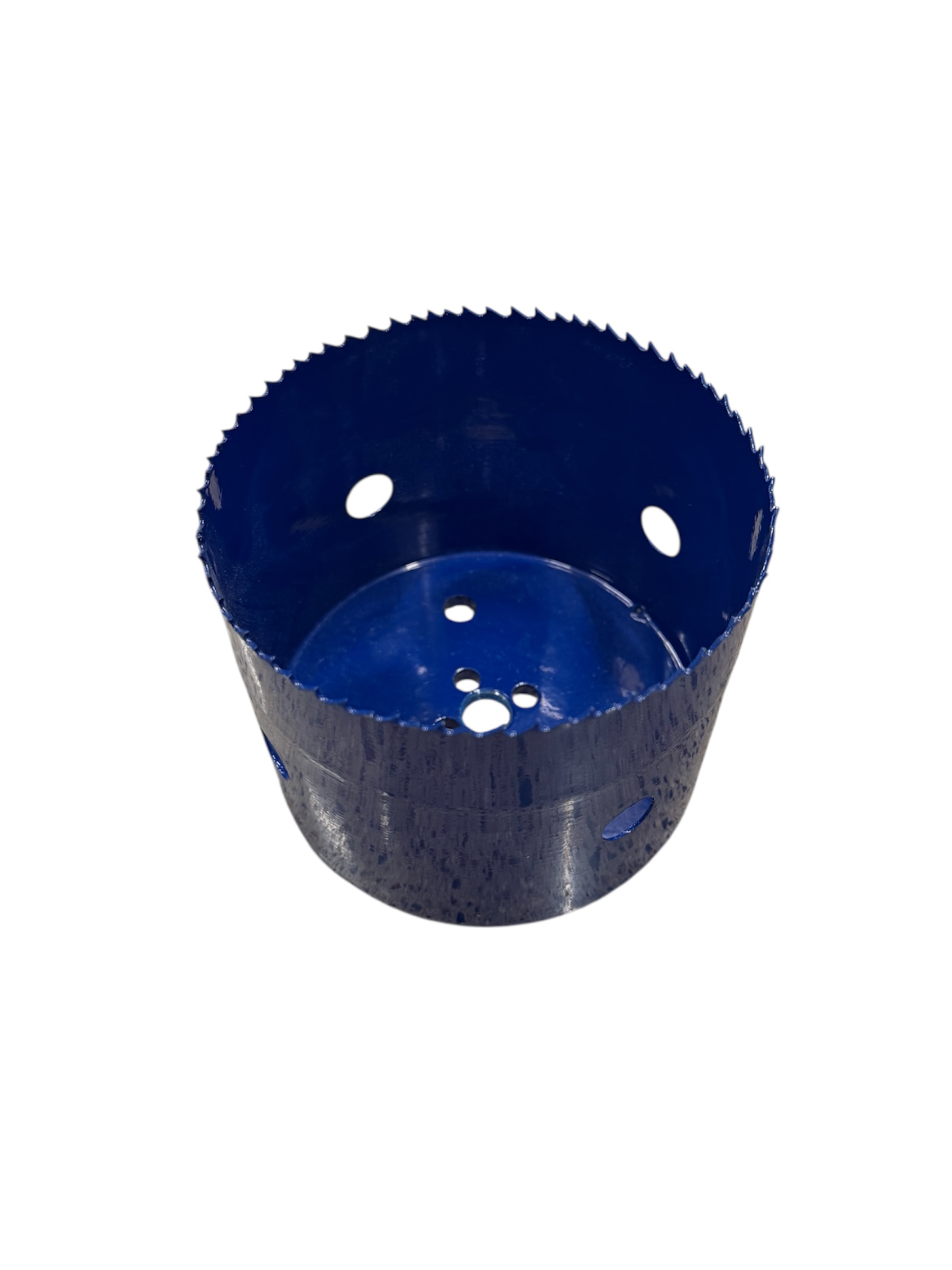 En Hålsåg 121x100mm (kopia) blå metallhålsågsborr med taggiga tänder och cirkulära sidohål, mot en vit bakgrund.