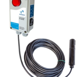 Högnivålarm 230V med elektrod är en vätskenivåvakt med röd nödstoppsknapp och cylindrisk givare som är ansluten till en lång svart kabel. Enheten är märkt "Pumptek".