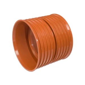 En stor, orange K2-Kan Dubbelmuff plaströrskoppling med släta innerväggar och flera upphöjda ringar på ytterytan, mot en vit bakgrund.