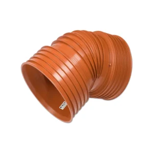 Ett orange, räfflat plaströr - K2-Kan böj 30° - med 30 graders böj, avsett för dränerings- eller avloppssystem, mot vit bakgrund.