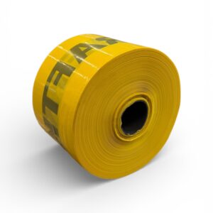 En stor rulle Kabelskydd märkband SPN Gul 125mm x 250 m, med gul varningstejp med delvis synliga svarta bokstäver, är placerad mot en vit bakgrund.