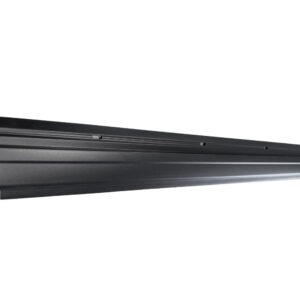 Närbild av Kantlist för fuktskyddsmatta 2m, en lång svart metallskena med en slät, räfflad yta och jämnt fördelade hål längs hela längden, mot en vit bakgrund.