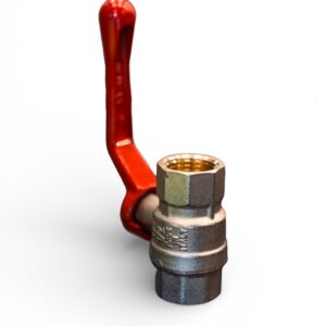 Kulventil mässing 1/2" - 4" är en kulventil i metall med rött handtag och gängade ändar för röranslutning, isolerad mot vit bakgrund.