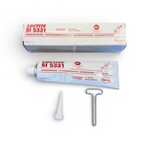 En 100 ml tub med Loctite 5331 gängtätning med tillhörande låda, ett munstycke och en doseringsnyckel i metall, allt arrangerat mot en vit bakgrund.