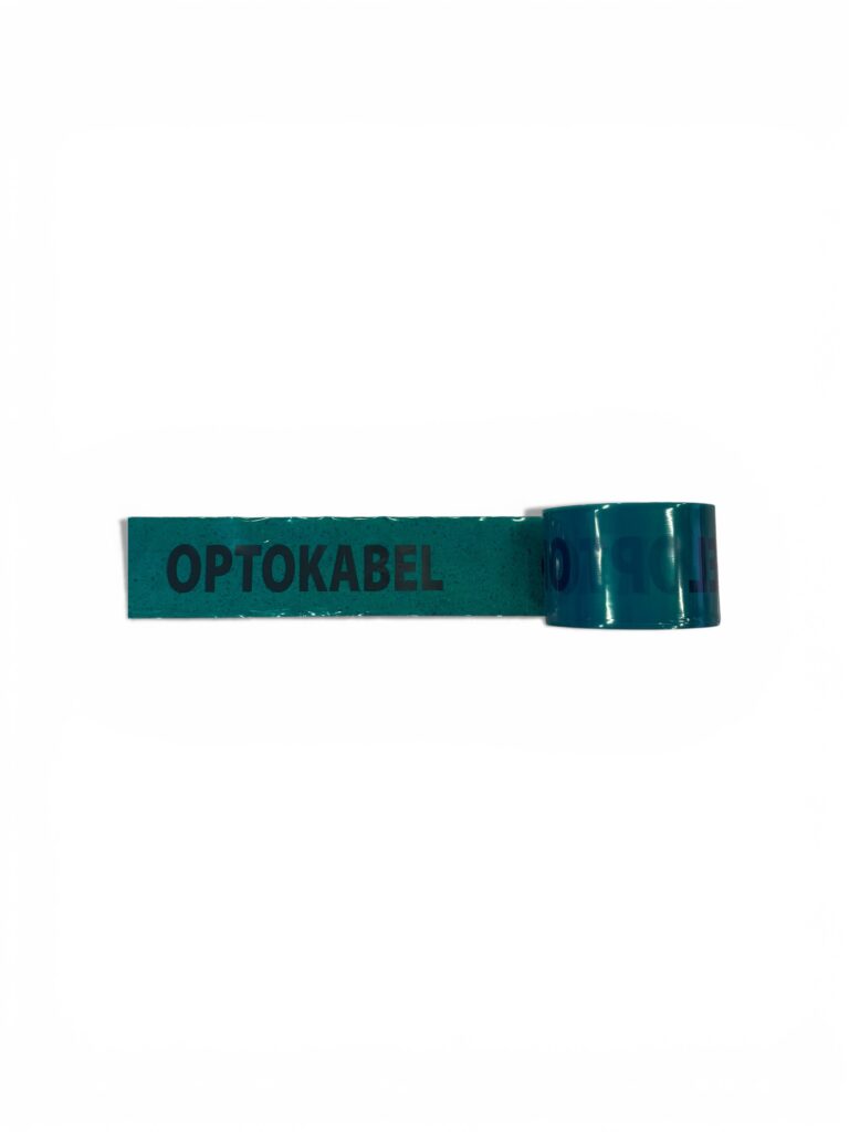 En grön tejprulle, delvis avrullad och med texten OPTOKABEL i svart text, ligger mot en vit bakgrund - perfekt för märkning som Märkband grön optokabel 125 mm x 250 m.