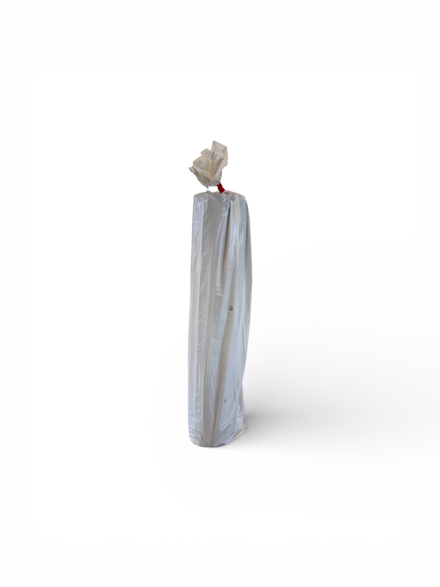 Ett högt, cylindriskt Markduk N2 2,4 x 25 meter, svart föremål inslaget i en vit plastpåse med ett rött snoddband knutet upptill står upprätt mot en vit bakgrund.