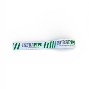 Markeringsband INFRAPIPE 75 mm x 250 meter: Vitt band med gröna diagonala ränder och "INFRAPIPE VA-INFASTRUKTUR" tryckt i svart, grönt och blått på en enfärgad vit bakgrund.