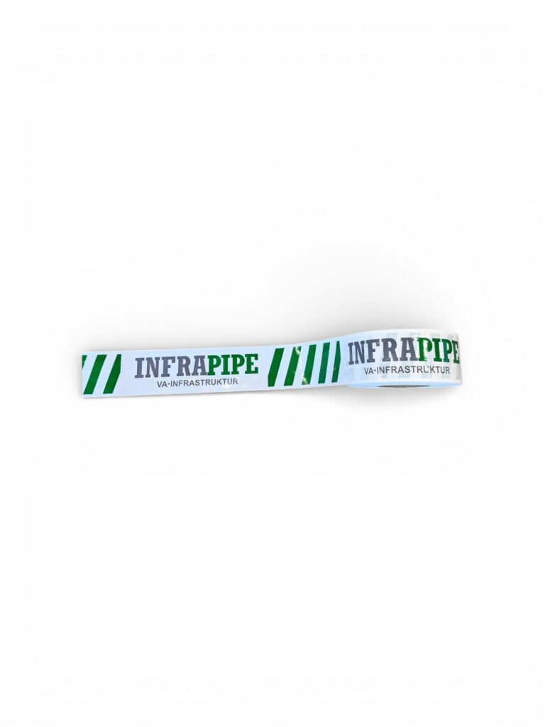 Markeringsband INFRAPIPE 75 mm x 250 meter: Vitt band med gröna diagonala ränder och "INFRAPIPE VA-INFASTRUKTUR" tryckt i svart, grönt och blått på en enfärgad vit bakgrund.