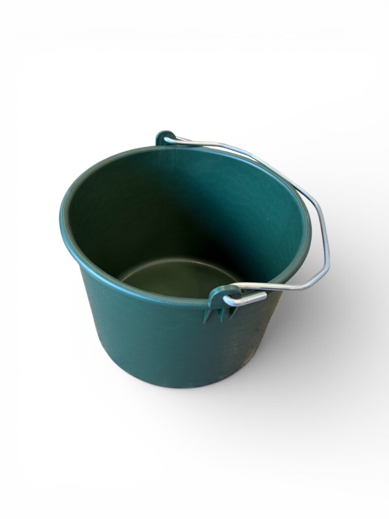 En Murbrukshink 17 liters grön plasthink med metallhandtag, sedd uppifrån och något vinklad mot en vit bakgrund.
