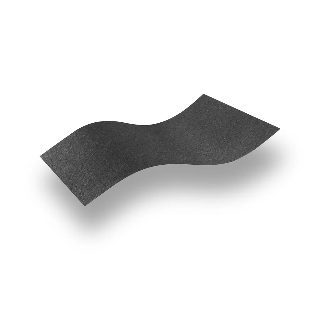 Ett vågigt ark Markduk N2 2,4 x 25 meter, svart är upphängd ovanför en vit bakgrund och kastar en svag skugga nedanför.