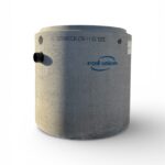 Oljeavskiljare betong ESK-H 10/1000, med "ecol-unicon"-logotypen och märkt "OIL SEPARATOR-ESK-H 10/1000", står på en vit bakgrund med ett svart rör som sträcker sig från sidan.