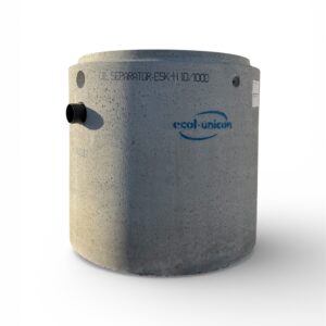 Oljeavskiljare betong ESK-H 10/1000, med "ecol-unicon"-logotypen och märkt "OIL SEPARATOR-ESK-H 10/1000", står på en vit bakgrund med ett svart rör som sträcker sig från sidan.