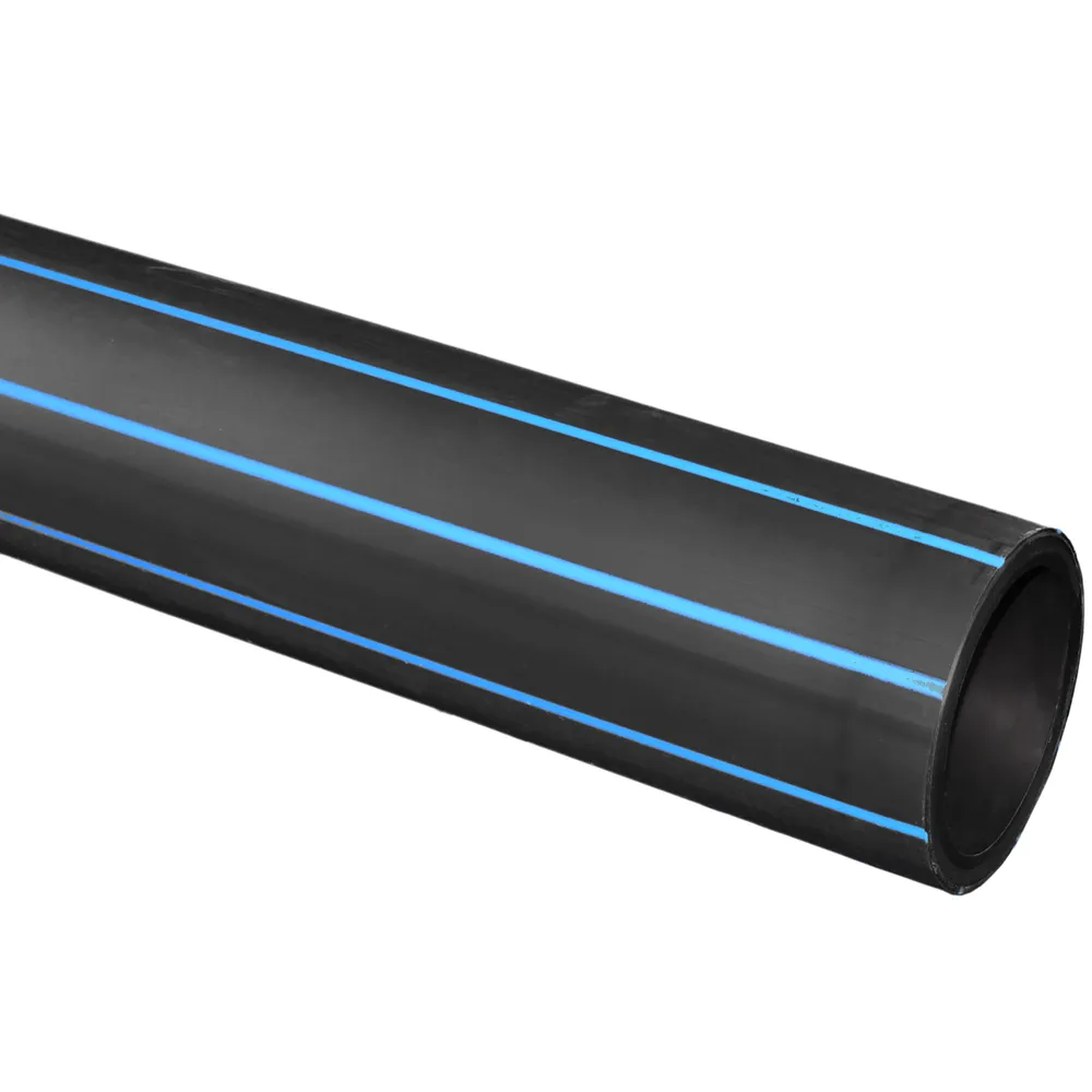 En närbild av ett PE slang 75mm - 50 meter, blå stripe, tunnväggig svart plaströr med två tunna blå ränder längs sin längd, mot en vit bakgrund.
