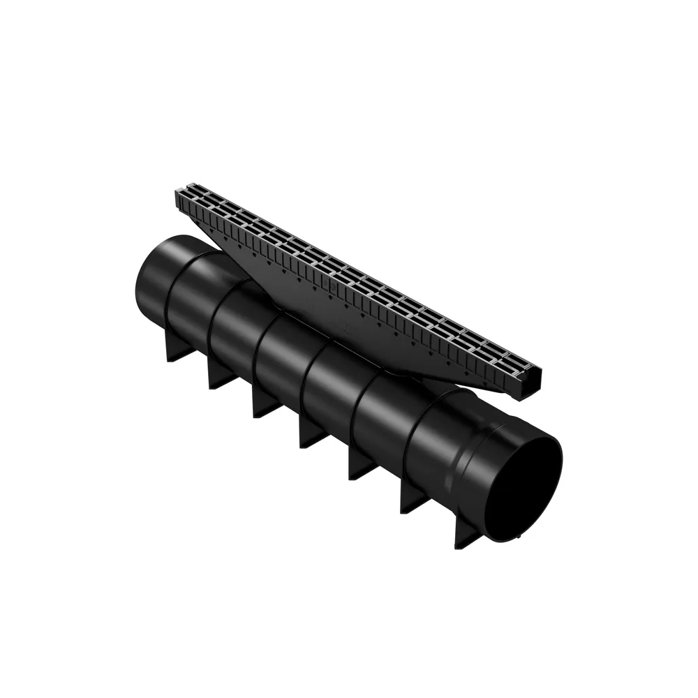 PP Markränna Ucan 3m är en svart dräneringsränna i plast med en gallerförsedd topp, stödfenor vid basen och runda ändöppningar, som visas på en vit bakgrund.