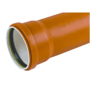 Närbild av ett PP Markrör 110 mm x 3 meter SN8 (Multilayer) rör i orange, med slät yta och synlig gummitätningsring i den muffade änden för anslutning av rör. Visas mot en vit bakgrund.