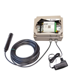 En vetenskaplig övervakningsanordning med ett öppet rektangulärt hölje som visar intern elektronik, ansluten till en lång svart kabel med en sond och en separat strömadapter.