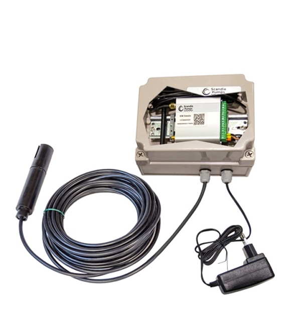 En vetenskaplig övervakningsanordning med ett öppet rektangulärt hölje som visar intern elektronik, ansluten till en lång svart kabel med en sond och en separat strömadapter.