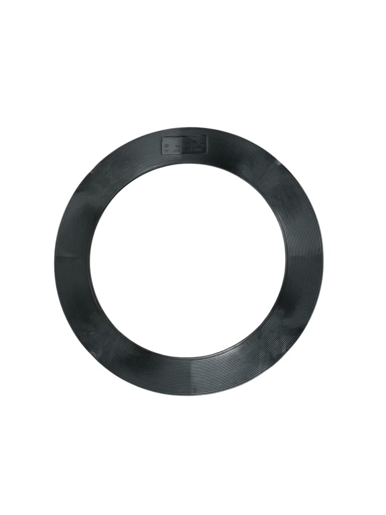 Passdel 400P 10mm är en rund, platt, svart metallring med en slät, lätt räfflad yta, sedd uppifrån mot en vit bakgrund.