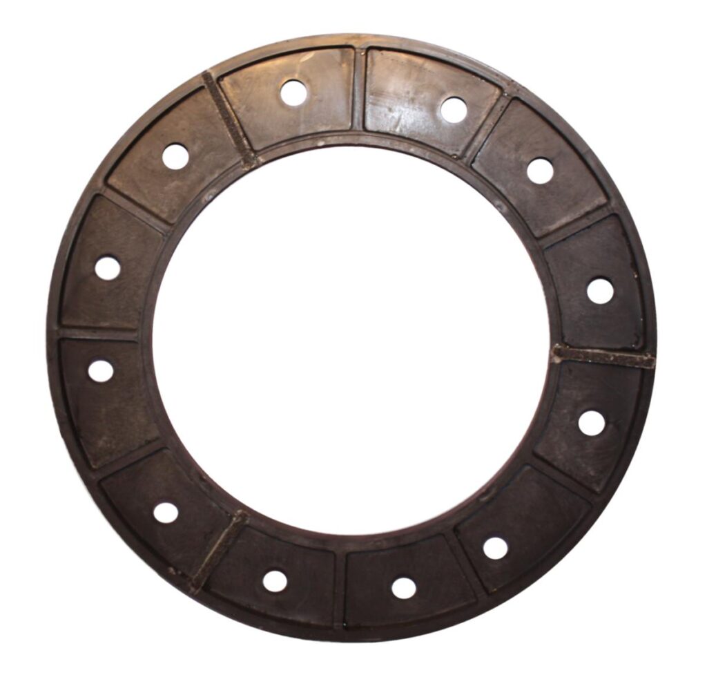 Passdel B6 800 är en rund, mörk metallring med ett stort hål i mitten och tolv jämnt fördelade mindre hål runt innerkanten, var och en åtskild av upphöjda segment.