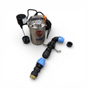 Den dränkbara vattenpumpen "Länspump för plastbrunn inkl. snabbkoppling" visas med en ansluten flottörbrytare, svart nätsladd och närliggande rördelar, anslutningar och adapter - allt på en vit bakgrund.