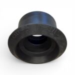 Kabeltätning 75/50-40 är en svart gummigenomföring med bred fläns, upphöjda bokstäver och siffror inklusive UNI-SEALS. Dess cylindriska form visas mot en vit bakgrund.