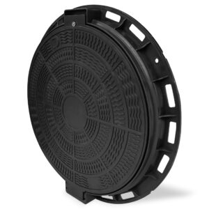 Ett Plastlock 600/800 A15 med ram - lätt brunnslock, svart och runt med ett strukturerat vågigt mönster och sidoöppningar, visas snett mot en vit bakgrund.