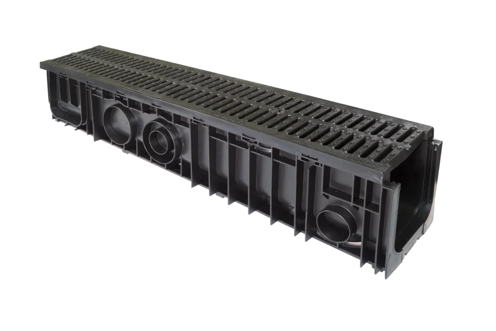 En svart rektangulär Plastränna med galler 100x100 1m, B125 dräneringsränna med gallerdurk och sidoöppningar, avsedd för vattenhanteringssystem, mot en vit bakgrund.