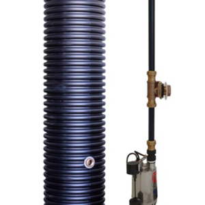 Pumpbrunn PT04 2m för dränering och gråvatten visas: en stor svart räfflad cylindrisk behållare står vertikalt bredvid en metallpump med rör och en kontrollventil, båda isolerade på en vit bakgrund.