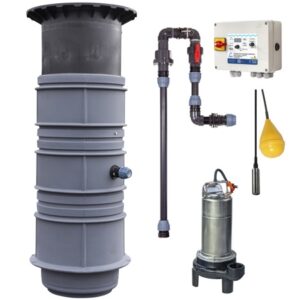 Pumpstationen Villa PT07 3-fas 1,7-2,2 m består av en stor cylindrisk tank, kontrollpanel, vertikala rör, dränkbar pump, gul flottörbrytare och svart sensor.