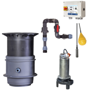 Pumpstationen Villa PT07 3-fas består av en stor svart kammare, rörsystem med ventiler, kontrollbox med flottörbrytare och en dränkbar metallpump.