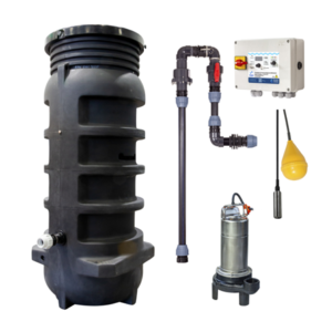 Pumptek PT06 Villa pumpstation 3-fas kit består av en stor svart bassäng, rörledningar, en dränkbar metallpump, kontrollpanel och gul flottörbrytare, som visas tillsammans på en vit bakgrund.