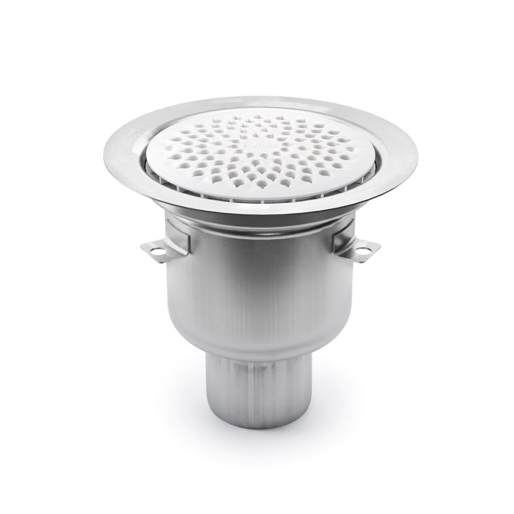 En golvbrunn i rostfritt stål med ett runt, perforerat vitt lock visas mot en vit bakgrund. Purus golvbrunn Balder 75 P bottenutlopp ger effektiv dränering för både kommersiella miljöer och bostadsmiljöer.