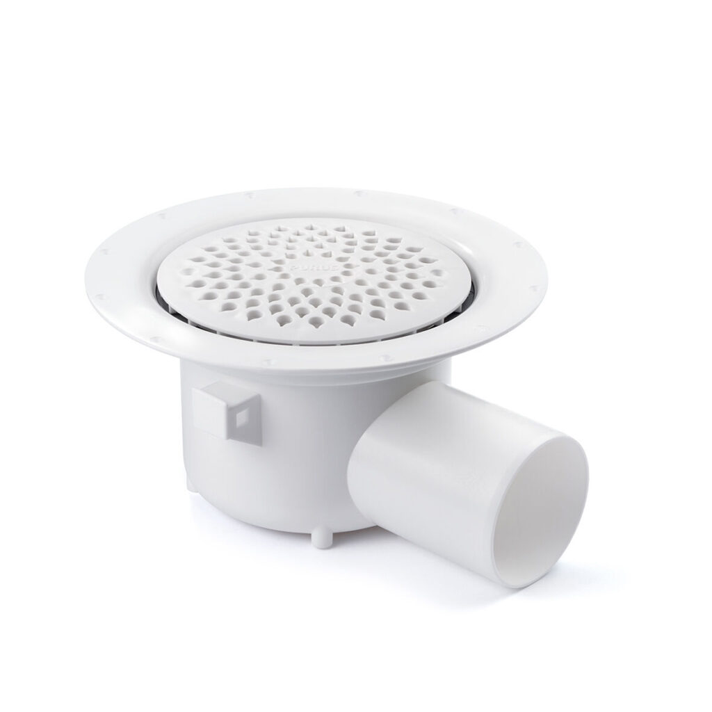 Purus golvbrunn Oden 75mm sidoutlopp är en golvbrunn i vit plast med ett runt perforerat gallerlock, bred cirkulär kant och sidoutloppsrör.